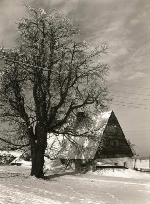 Zinnwald-Georgenfeld. Erzgebirgshaus in Georgenfeld. Winterbild
