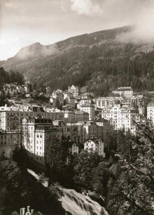 Bad Gastein, Stadt : Bad Gastein. Hotel-Fronten mit Wasserfall