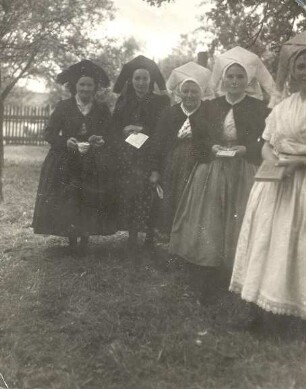Trachten aus Sielow oder Dissen : Kleidung - niedersorbische Tracht. Ort: Žylow / Sielow, Dešno / Dissen. Gruppe von Frauen.