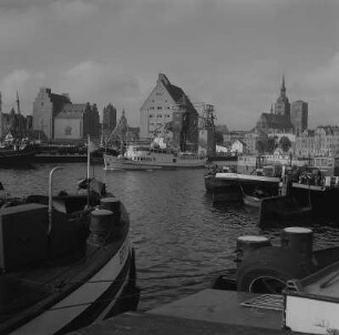 Stralsund. Hafen, im Vordergrund Schiffe, im Hintergrund Stadtpanorama mit Nikolaikirche und Jakobikirche