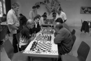 Schach Club "Turm" Reinfeld von 1973: Alte Schule: Schnellturnier zum 20-jährigen Jubiläum: Spieler an Tischen: links und dazwischen Zuschauer