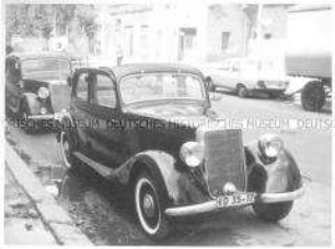 Mercedes-Benz am Straßenrand