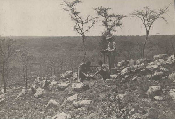 Lors de l'orpaillage sur le gisement d'or D. Kilima ja njoka.