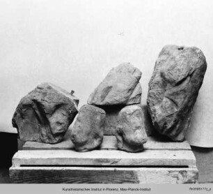 Fragmente verschiedener Statuen