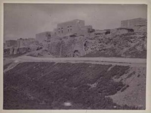 Stadtansicht von Mossul : Blick auf Gebäude in Mossul und eine Straße.