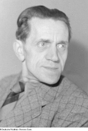 Porträtaufnahmen des Theaterregisseurs und Schauspielers Walter Schramm : Porträt Regisseur Walter Schramm