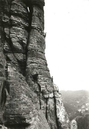 Sächsische Schweiz, Rathener Gebiet. Vorderer Gansfels. Seilschaft Ehrhardt Renger über dem Pfeiler in der Südwand (Südwestwand, VIIa)