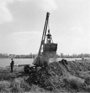 Reportage "Wohin mit dem Müll?". Baggerarbeiten an einer Müllkippe