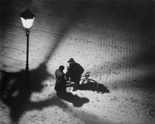 Dresden. Richard Peter mit Gattin, Winterliche Straßenszene im Licht einer Straßenlaterne
