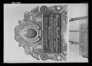 Inschrifttafel unter dem Bildnis Ditgrems