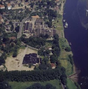 Stadtteilansicht. Blick über Mündung des Lockwitzbaches in die Elbe, Kleinzschachwitzer Ufer, Werft und Österreicher Straße