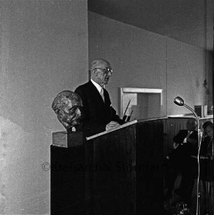 Wulfsdorf: Max-Planck-Institut für Kulturpflanzenzüchtung: Einweihung: Festakt: schleswig-holsteinischer Landwirtschaftsminister Claus Sieh hält eine Rede: Bronzebüste von Max Planck