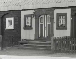 Neugersdorf, Wohnhaus : Neugersdorf (Kreis Löbau), Wohnhaus, 1833, Karl-Liebknecht-Straße 25, Portal und Fenster, Erdgeschoss