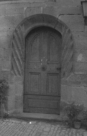 Iphofen: Portal der Pfarrkirche