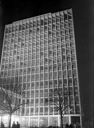 Umzug der Karlsruher Lebensversicherung in ihr neues Verwaltungsgebäude am Friedrich-Scholl-Platz