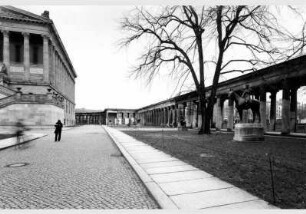 Kolonnaden auf der Museumsinsel mit Blick auf die Nationalgalerie und den Plastiken von August Gaul "Löwe", Reinhold Begas "Centaur und Nymphe" und Louis Tuaillon "Amazone zu Pferd"