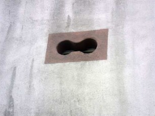 Stadtbild - Ehemannsches Haus (erbaut 1588) über Giebelseite Nord-Schießscharte (Brillenscharte für Handbüchse) im ersten Obergeschoß im Detail