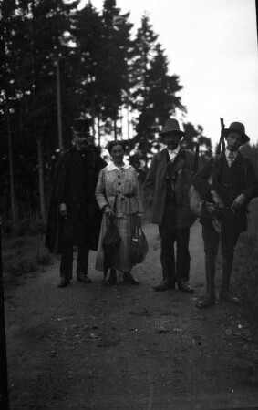 Erzgebirge. Gruppenaufnahme mit Jäger auf einem Waldweg