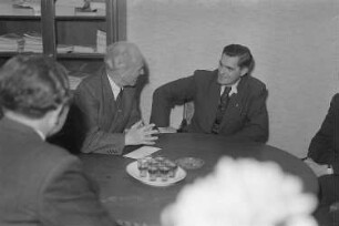 60. Geburtstag von Walter Maschke, Generalsekretär der Volksbühne Berlin : Walter Maschke (2.v.l.) mit einem Gast im Gespräch