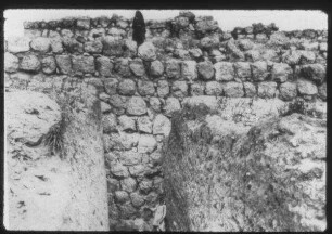 Tell ed-Duwei [Lachis], Erdrampe gegen W-Wall der früheren Citadelle. Wälle der Späten Residenz hinter den Mädchen