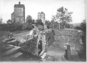 Stolpen. Burg. Seigerturm (um 1509) und Johannisturm (auch Coselturm; 1509). Blick über die Burgkapelle nach Nordost