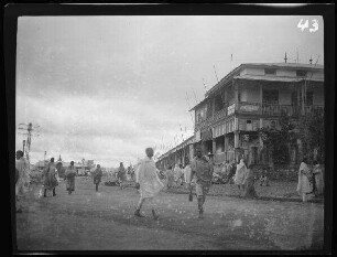 Addis Abeba (Äthiopien): Straßenszene mit Passanten an einem dreistöckigen Eckhaus ("europäische Straßen")