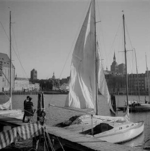 Stralsund. Hafen, im Vordergrund Segelschiffe, im Hintergrund Stadtpanorama mit Nikolaikirche undJakobikirche