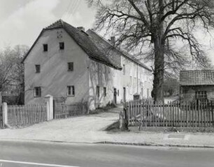 Ottendorf-Okrilla, Gehöft : Ottendorf-Okrilla. Gehöft (wohl 18. Jahrhundert begonnen), Radeberger Straße 45. Straßenansicht mit Einfriedung