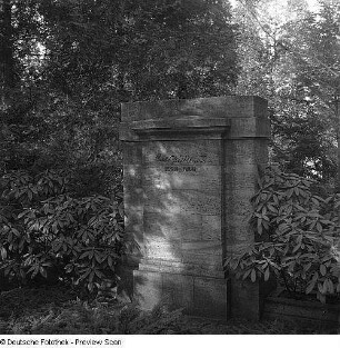 Grabstein : Dresden. Friedhof (vielleicht auf dem Weißen Hirsch). Grabstein (wohl 1941)