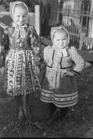 Mädchen in Schleifer Tracht in Schleife. : Holčce w Slepjanskej drasće w Slepom.