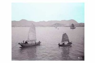 Hongkong. Sampanboote vor der Küste mit Hafen