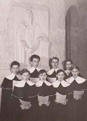 Der Dresdner Kreuzchor : Gruppenaufnahme eines Doppelquartetts in der Heinrich-Schütz-Kapelle der Dresdner Kreuzkirche