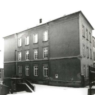 Reichenbach (Vogtland), Kirchplatz 7. Altstadtschule (Grundschule; E. 19. Jh.). Giebelansicht