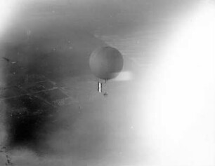 Der Ballon "Erfurt" etwa 12 Minuten nach dem Aufstieg beim Hettstedter Bahnhof in Halle an der Saale
