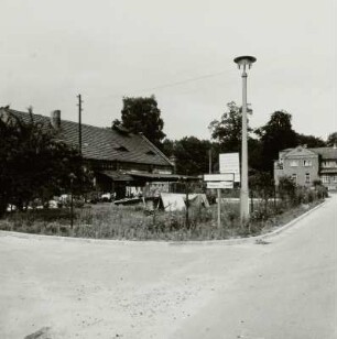 Hornow. Gutshof und Herrenhaus : Hornow (Ortsteil der Stadt Spremberg). Nebengebäude des ehemaligen Gutshofes (19. Jahrhundert) und Herrenhaus (Kindergarten; 1862/1970)