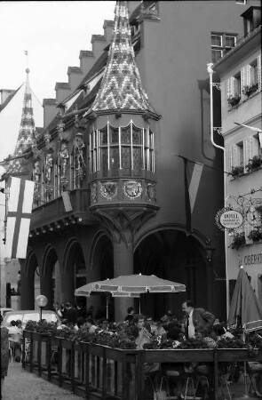 Freiburg: Münsterplatz; Kaufhaus; seitlich; mit Fahnen