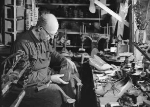 Schuhmachermeister Werner Schneider, Görlitz : Schuhmachermeister Werner Schneider aus Görlitz in seiner Werkstatt