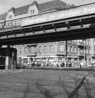 Warteschlange an der Diskothek "Tanz Bar - Café Nord" : Schönhauser Allee Ecke Wichertstraße