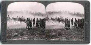 Französischen Truppen passieren deutsche Kriegsgefangene nach der Offensive auf dem Chemin des Dames