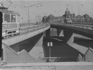 Dresden. Dr.-Rudolf-Friedrichs-Brücke (heute Carolabrücke), Blick von der Altstädter Seite zum Rat des Bezirkes (Sächsische Staatskanzlei)
