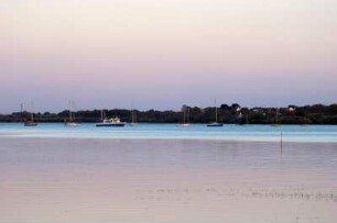 Frankreich. Bretagne. Morbihan. Vannes. Halbinsel Conleau. Boote im Abendlicht