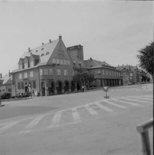 Treuen, Kreis Auerbach. Ernst-Thälmann-Platz (?). Stadthaus. (heute Walther-Rathenau-Straße 1/3, vor 1945 Bismarckstraße 1/3). Sparkasse und Stadtbad. Heute Feuerwache Treuen. Richtfest 13.11.1927. Architekt: Paul Julius Ludwig Beckert (1885.07.20 - 1949.02.15, Lichtenstein-Callnberg). Straßenansicht