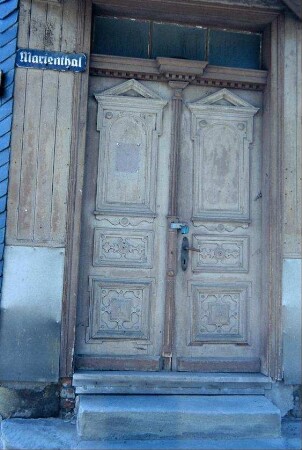alte Holztür mit Schnitzereien an einem stark verfallenen Haus Ecke Marienthal-Giftigstraße