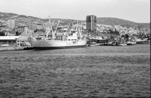 Sibenik: modernes Stadtviertel am Hafen, mit Hochhaus