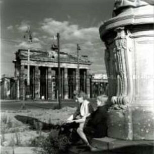 Mutter und Sohn vor dem Brandenburger Tor