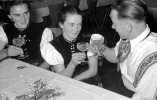 St. Märgen: Hirschen; Trachtenpaar stößt an