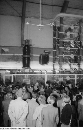 Exponate der Vereinigung Volkseigener Betriebe des Elektromaschinenbaus (VEM) auf der Leipziger Herbstmesse 1954