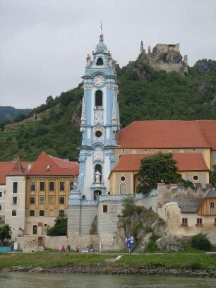 Dürnstein - Stadtansicht mit Klosterkirche : Aufgenommen am 12. Juni 2011 in der Wachau im Weinort Dürnstein