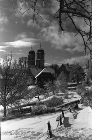 St. Märgen: Türme der Kirche; Vordergrund Zaun im Schnee