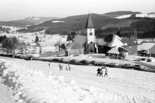 Altglashütten: Ortsansicht von Westen mit Kirche